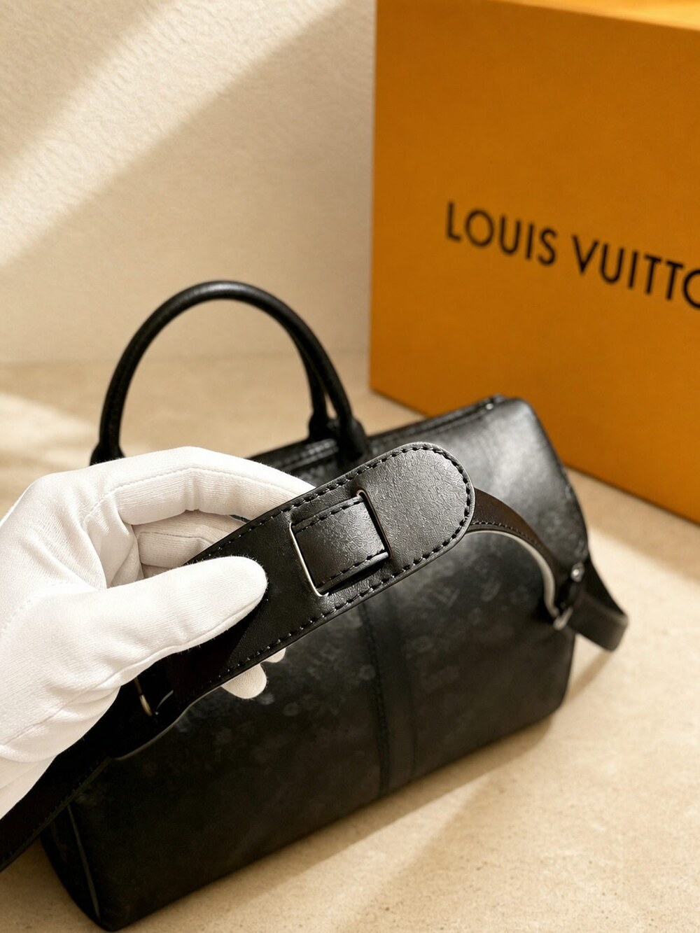 Louis Vuitton Shadow Leather Keepall Duffle with Adjustable Strap - Picture 5 of 5